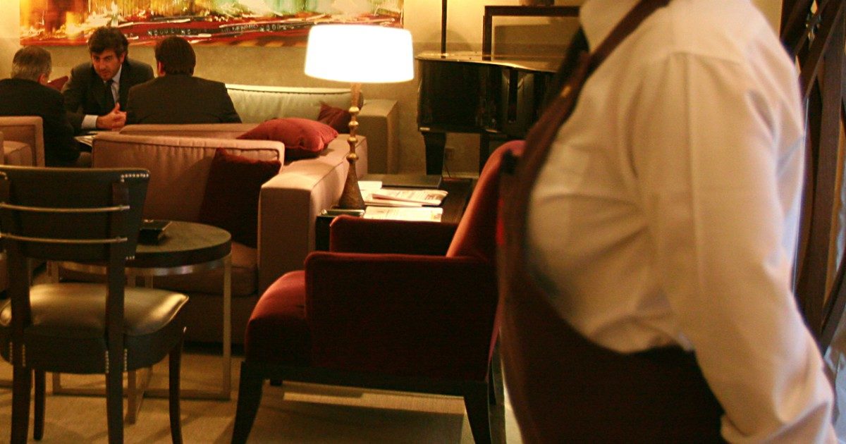 Cameriera mostra i tavoli lasciati sporchi dai clienti al ristorante, ma c’è chi la critica: “Non volete fare il vostro lavoro e vi aspettate anche una grossa mancia?”