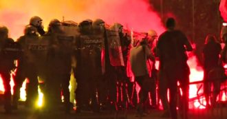 Copertina di Belgrado, non si fermano le proteste contro le misure anti Covid: lanci di pietre e lacrimogeni, e mezzi incendiati