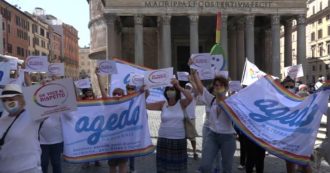Copertina di Omofobia, manifestazione a Roma a sostegno del ddl Zan: “Riconosce i diritti di tutti”. Majorino (M5s): “Spero via libera al Senato entro Natale”