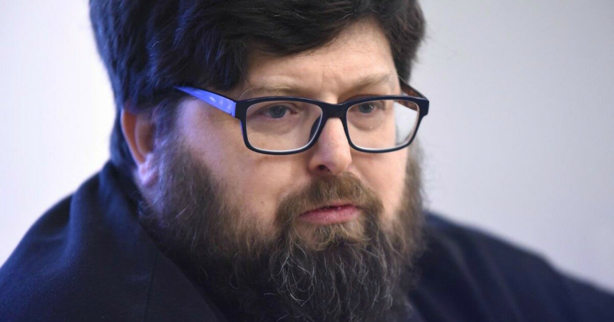 Mario Adinolfi sarà tra i concorrenti dell’Isola dei Famosi: il fondatore del partito Popolo della Famiglia è noto per le sue idee conservatrici sull’omosessualità