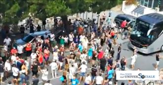 Copertina di Calabria, protesta dei cittadini ad Amantea per l’arrivo di 13 migranti positivi al coronavirus. Santelli: “Navi quarantena o vieto gli sbarchi”