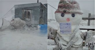 Copertina di Tormenta di neve e gelo sulle Dolomiti, le immagini dal rifugio a 3343 metri: “Buona estate”