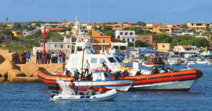 Lampedusa scoppia: quasi 800 sbarchi. Musumeci chiede lo stato d’emergenza