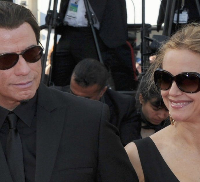 Morta l’attrice Kelly Preston, l’annuncio del marito John Travolta: “La mia bellissima moglie ha perso la battaglia contro il cancro al seno”