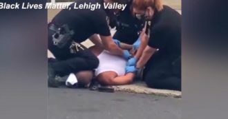 Copertina di Pennsylvania, poliziotto immobilizza uomo col ginocchio sul collo: il video che ricorda l’arresto di George Floyd. Aperta un’indagine