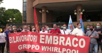 Copertina di Ex Embraco, la protesta dei lavoratori davanti al tribunale di Torino: ‘Patuanelli dove sei? Chiesto incontro a governo, rischio di entrare in un limbo’
