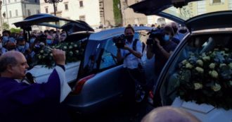 Copertina di Ragazzi morti a Terni, in centinaia ai funerali applaudono i feretri. Il parroco: “Loro innocenza reclama giustizia, cessi questa strage silenziosa”