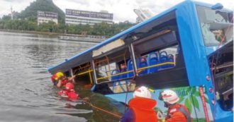 Copertina di Autista lancia il bus nel lago, 21 studenti muoiono annegati: “Vendetta per l’esproprio e l’abbattimento della sua casa”