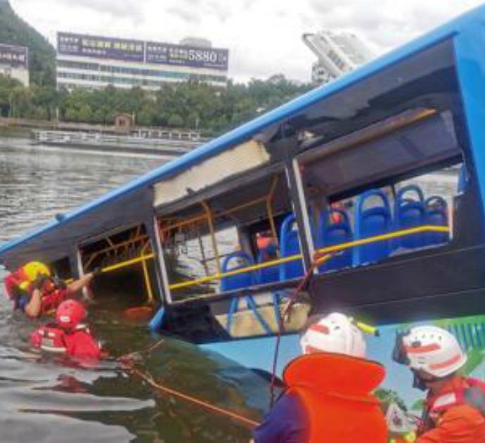 Autista lancia il bus nel lago, 21 studenti muoiono annegati: “Vendetta per l’esproprio e l’abbattimento della sua casa”