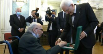 Copertina di Boris Pahor, lo scrittore di 106 anni riceve le onorificenze di Italia e Slovenia: “Le dedico alla memoria dei morti delle dittature”
