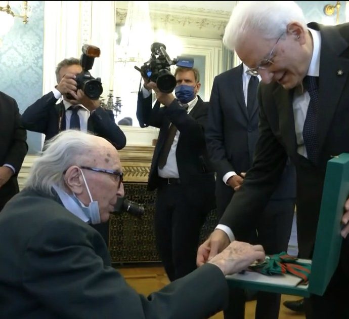 Boris Pahor, lo scrittore di 106 anni riceve le onorificenze di Italia e Slovenia: “Le dedico alla memoria dei morti delle dittature”