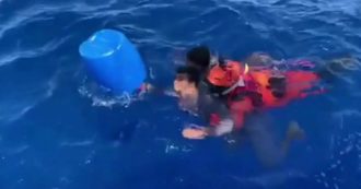 Copertina di Migranti, soccorse 17 persone al largo di Lampedusa: nelle immagini della Guardia costiera il salvataggio di due ragazzi in mare