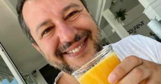 Copertina di Salvini torna al Papeete con famiglia e amici, ma senza bagno di folla: “Non è vero che la gente mi ha voltato le spalle, è tutto sotto tono”