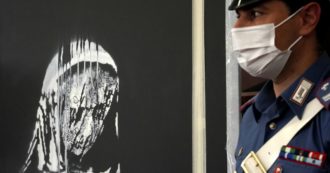 Copertina di La “ragazza del Bataclan” torna in Francia dopo il furto: l’opera di Banksy verrà esposta a Roma e poi partirà per Parigi