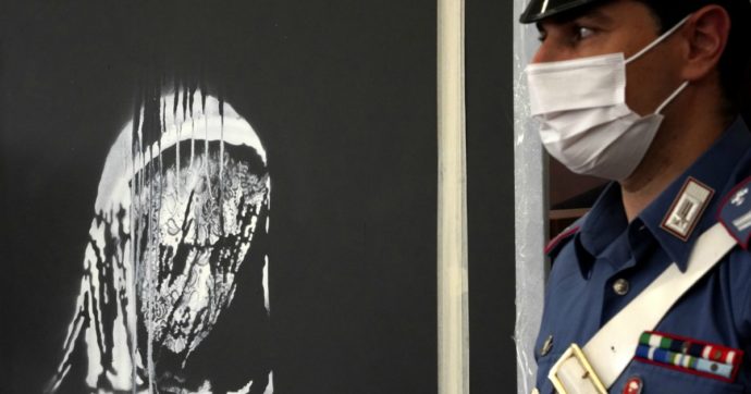 La “ragazza del Bataclan” torna in Francia dopo il furto: l’opera di Banksy verrà esposta a Roma e poi partirà per Parigi