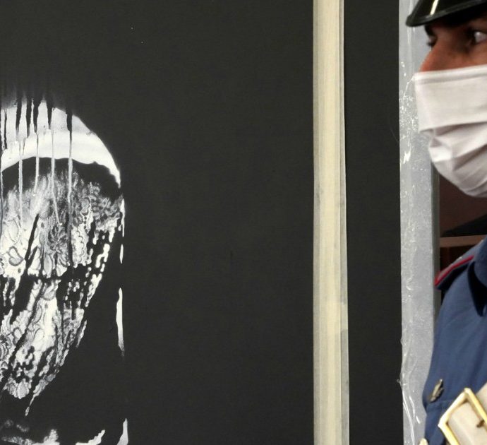 La “ragazza del Bataclan” torna in Francia dopo il furto: l’opera di Banksy verrà esposta a Roma e poi partirà per Parigi