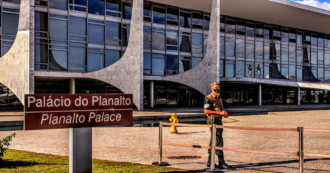 Copertina di Brasile, il governo gioca d’azzardo e decide di produrre il vaccino ‘con rischio’ (degli altri)