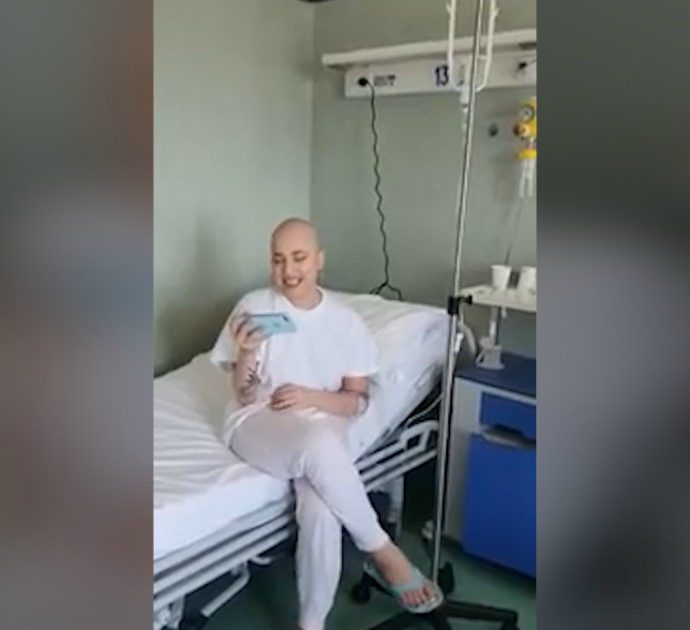 Amici, la chemioterapia non ferma Cassandra: la sua esibizione dall’ospedale Cardarelli fa il giro del web – Video