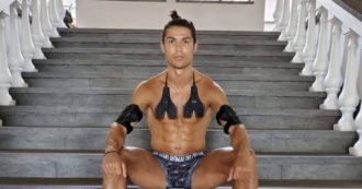 Copertina di Cristiano Ronaldo in quarantena a bordo piscina: la foto del calciatore