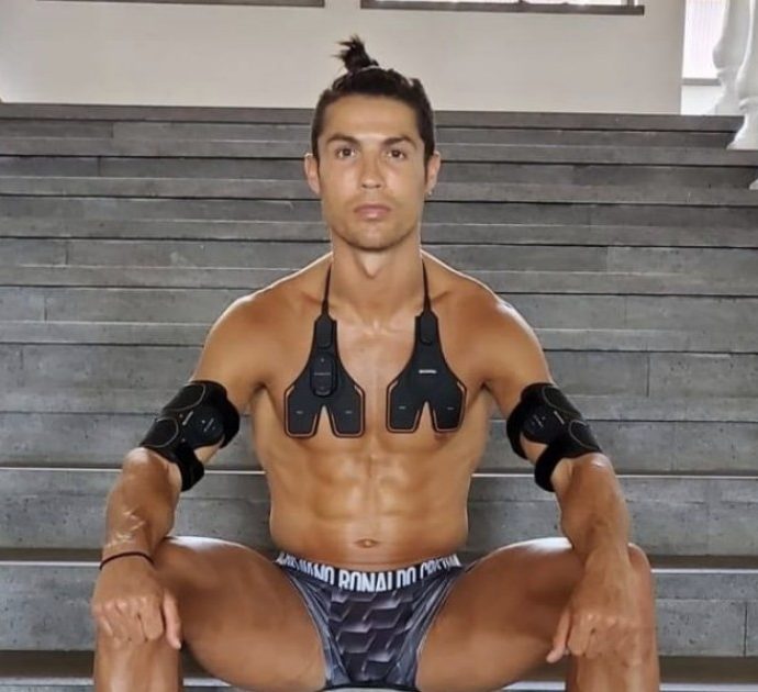 Cristiano Ronaldo in quarantena a bordo piscina: la foto del calciatore