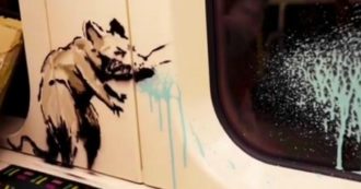 Copertina di Banksy si traveste da sanificatore e riempie con i suoi topi la metropolitana di Londra – VIDEO