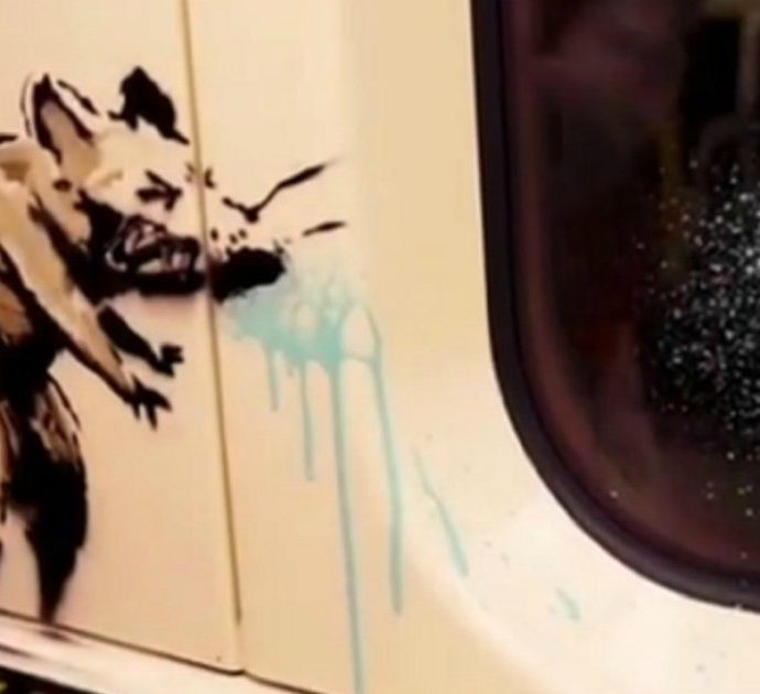Banksy si traveste da sanificatore e riempie con i suoi topi la metropolitana di Londra – VIDEO