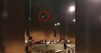 Roma, residente rimprovera ragazzi in piazza durante la movida: lancio di bottiglie contro la sua finestra