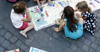 Copertina di Centri estivi, le storie delle famiglie costrette a scegliere se pagare tariffe proibitive o fare qualche giorno di vacanza in più