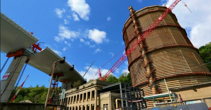 Morandi, l’imprevisto del gasometro di 80 metri abbandonato: ‘Può crollare sul nuovo ponte’. Bucci: ‘Soluzione rapida o va demolito’