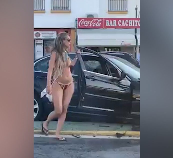 Si schianta volontariamente contro un semaforo, poi esce dall’auto in bikini e inizia a ballare: arrestata – VIDEO