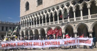 Copertina di Venezia, 9 musei su 12 sono ancora chiusi. La protesta dei dipendenti: “Non si può aspettare il ritorno in massa dei turisti per riaprire”