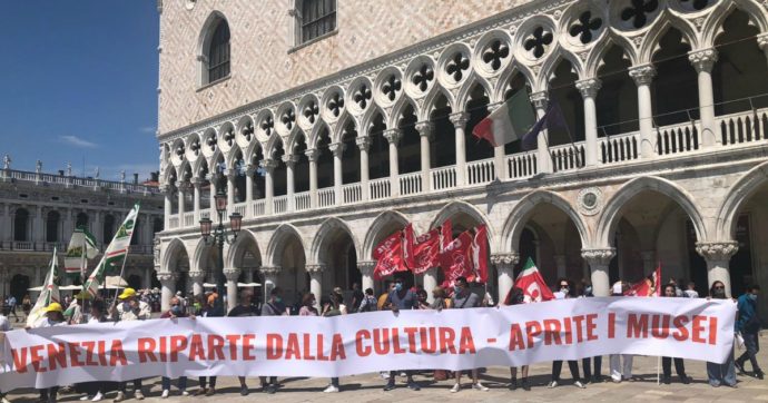 Venezia, 9 musei su 12 sono ancora chiusi. La protesta dei dipendenti: “Non si può aspettare il ritorno in massa dei turisti per riaprire”