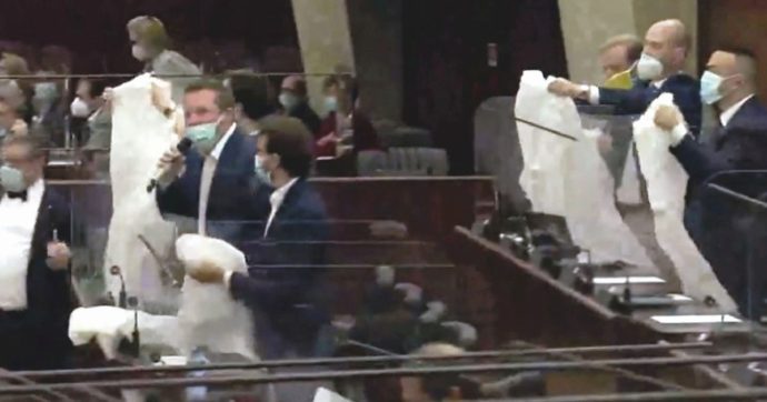 In Regione con il camice: “La giunta Fontana infanga l’indumento simbolo dei medici”