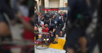 Copertina di Los Angeles, agenti di polizia fermano un disabile durante una protesta: lo scaraventano a terra e rompono la sedia a rotelle – Le immagini