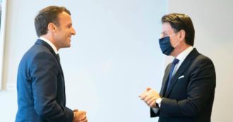 Copertina di Recovery Fund, Conte telefona ai Paesi “frugali” e vede Macron: “Incontro proficuo, verso accordo rapido. Olanda vuole unanimità? Richiesta non in linea con regole Ue”