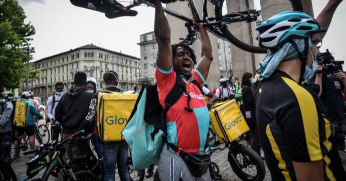 Copertina di Cibo a domicilio, la Cgil dà la linea ai rider. Landini contro Ugl e sindacato dei padroni