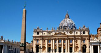 Copertina di Pedofilia, il Vaticano pubblica un vademecum per i vescovi su come trattare i casi di abuso su minore: “Verificare anche denunce anonime”