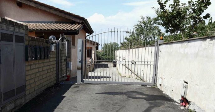 Roma, omicidio in strada nella frazione di Spregamore: 48enne ucciso a colpi di pistola. Si costituisce il vicino di casa: “Sono stato io”