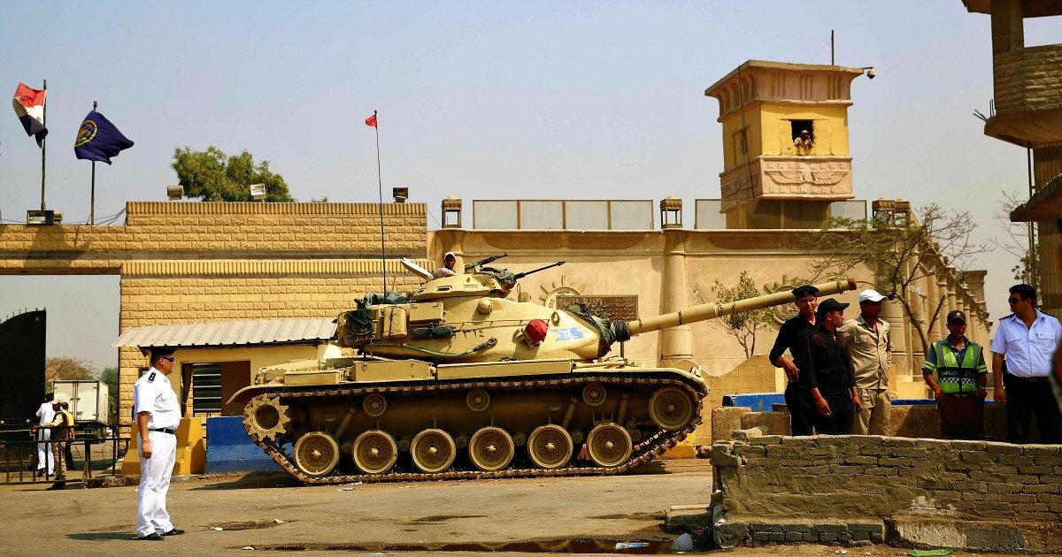 Coronavirus, “guardie e detenuti infetti, celle affollate e nessuna protezione”: il Covid nel carcere egiziano dove è rinchiuso Patrick Zaki