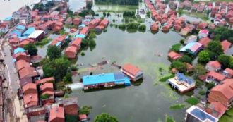 Copertina di Cina, interi paesi sommersi dall’acqua a causa delle alluvioni: “allarme rosso” anche a Wuhan