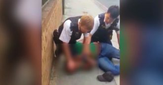 Copertina di Londra, poliziotto immobilizza cittadino nero col ginocchio sul collo: “Non ho fatto nulla di male”. Agente sospeso