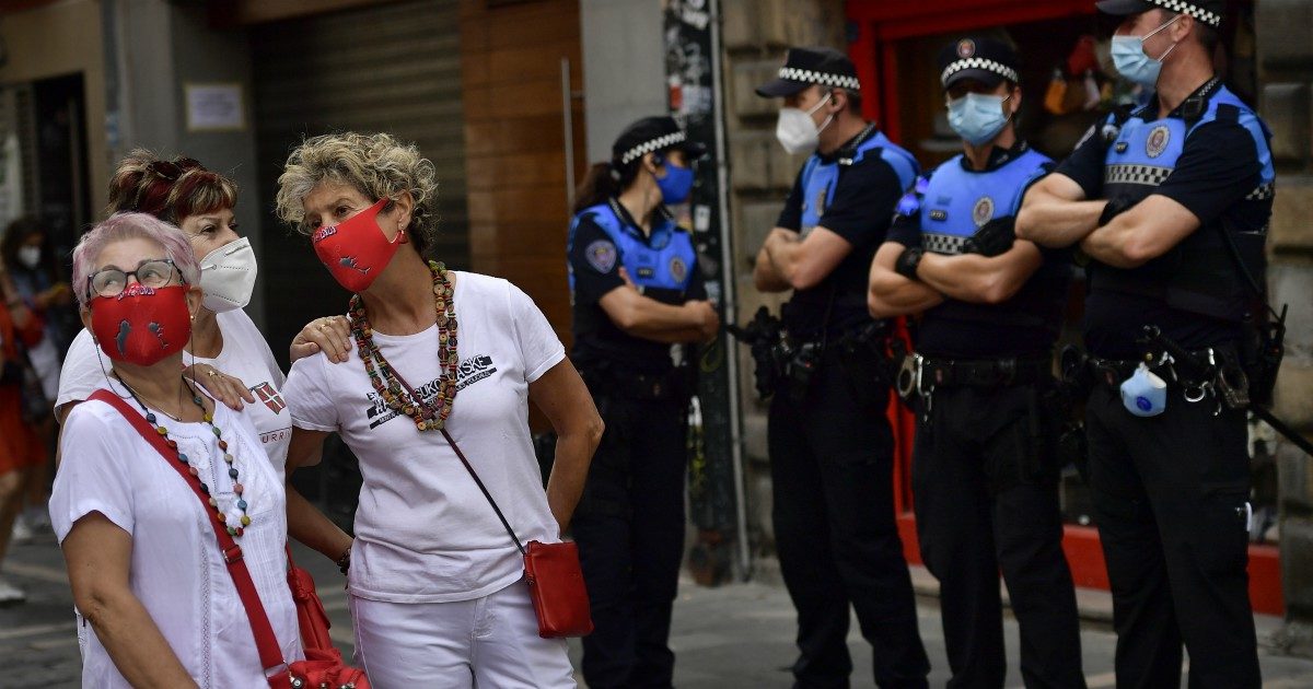 Coronavirus, impennata di contagi in Catalogna: 1200 in un giorno. Francia valuta la chiusura delle frontiere. Iran, Rohani: “Abbiamo stimato 25 milioni di casi”