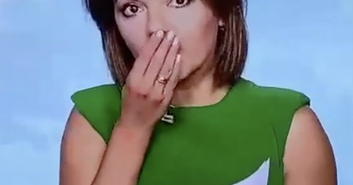 Perde un dente mentre legge il telegiornale: la conduttrice reagisce così in diretta – VIDEO
