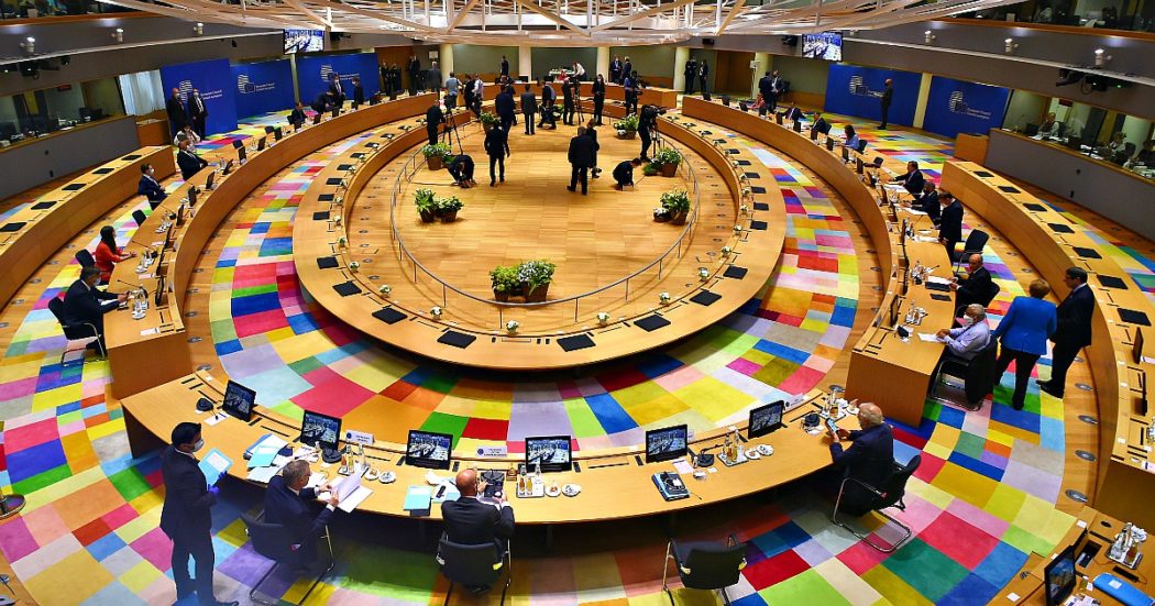 Recovery fund e bilancio Ue, i leader trovano l’accordo. Von der Leyen: “L’Europa va avanti”. La strategia tedesca per superare i veti