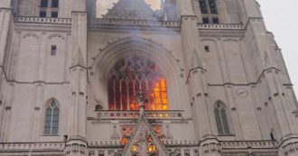 Copertina di Francia, incendio nella cattedrale gotica di Nantes: distrutto il grande organo. Pm: “Rogo doloso. Trovati gli inneschi, ma non le effrazioni”