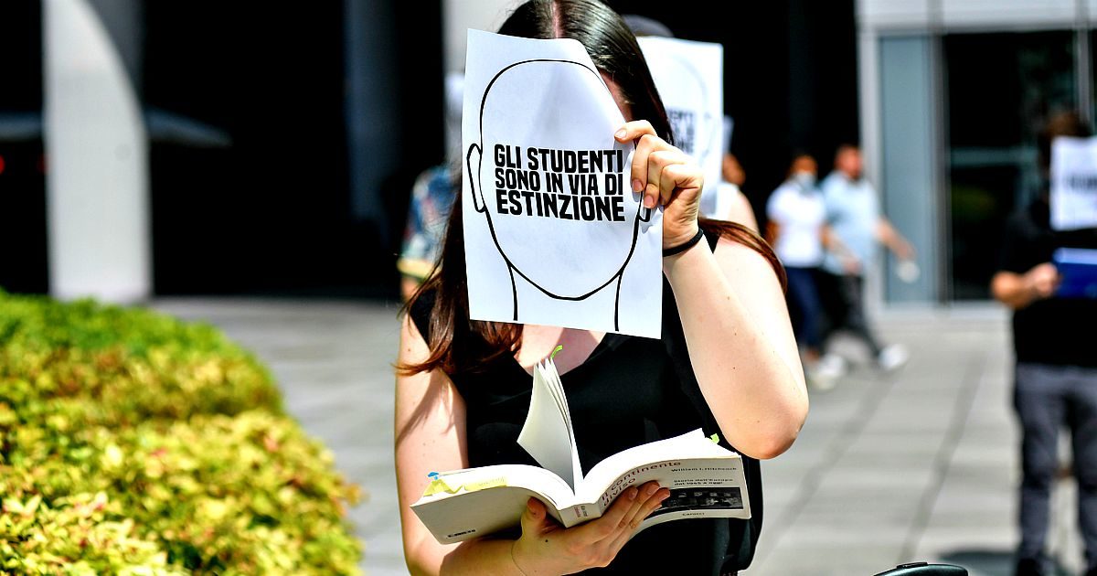 Città universitarie abbandonate fino a data da destinarsi: studenti in difficoltà tra tasse, affitti a vuoto e borse in bilico. “Senza di loro chiudiamo bar, librerie e copisterie”