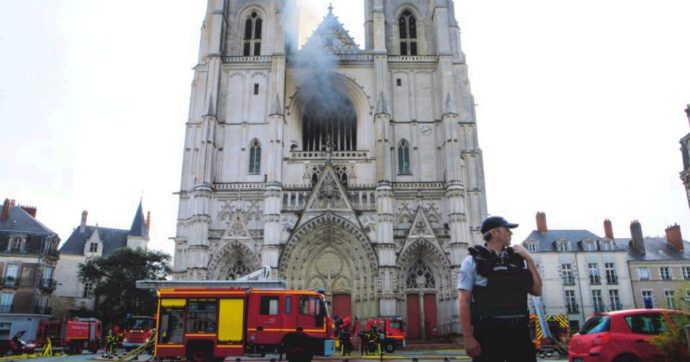 Incendio nella cattedrale di Nantes, fermato e rilasciato un uomo di 39 anni: “Nessuna accusa”