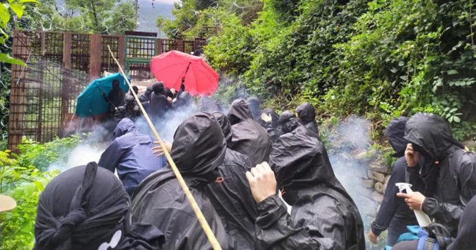 Copertina di I No Tav tornano in Val di Susa: sassi e petardi, un agente ferito