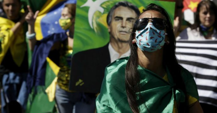 Coronavirus, in Brasile quarto ministro infetto: “Uso clorochina come Bolsonaro”. Nuovo studio: “Inefficace contro forme lievi”