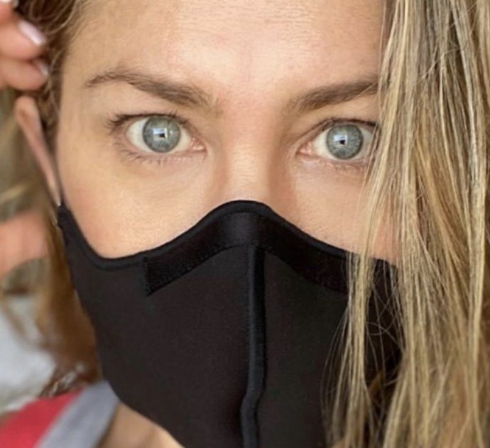 Jennifer Aniston mostra una foto choc: “Questo è il mio amico Kevin in ospedale, malato di Covid-19. Indossate le mascherine”